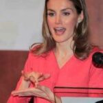 La Princesa Letizia signando en LSE